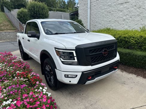 Used 2023 Nissan Titan PRO-4X w/ Pro-4x Convenience Package AWD/4WD image 2