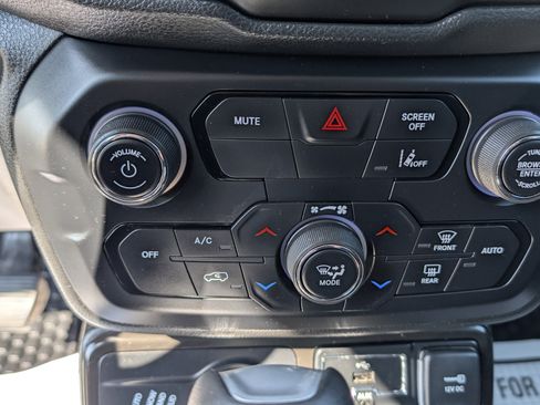 Used 2022 Jeep Renegade Latitude AWD/4WD image 22