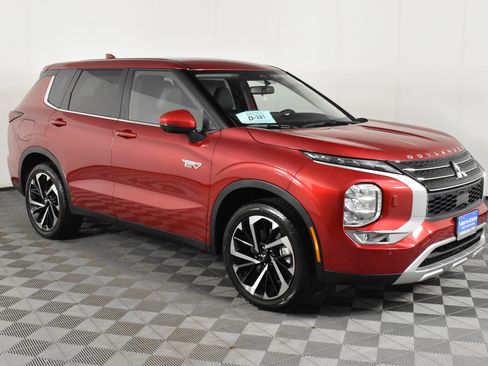 Used 2025 Mitsubishi Outlander SE image 4