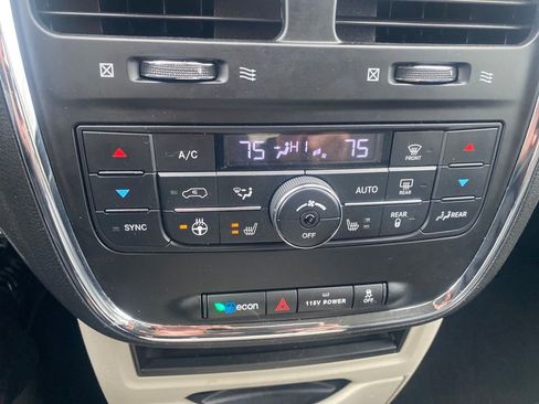 Used 2015 Chrysler Town & Country Touring-L w/ Driver Convenience Group image 13