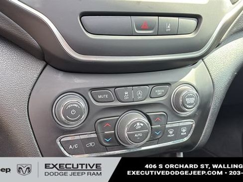 Used 2022 Jeep Cherokee Latitude Lux w/ Sun & Sound Group AWD/4WD image 17