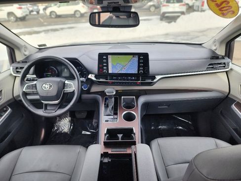 Used 2023 Toyota Sienna XLE image 31
