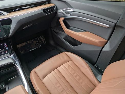 Used 2022 Audi e-tron Premium w/ Convenience Plus Package image 18