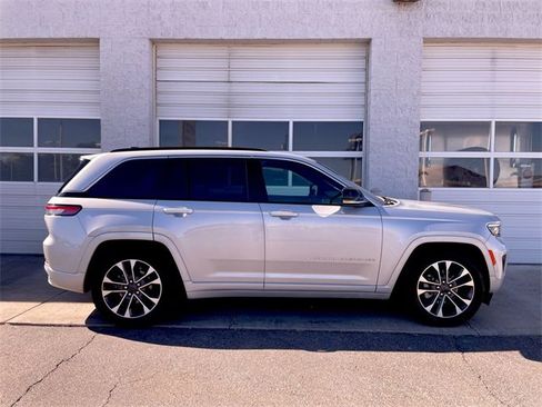 Used 2024 Jeep Grand Cherokee Overland image 1