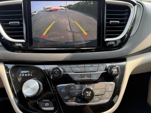Used 2023 Chrysler Pacifica Touring-L FWD image 28