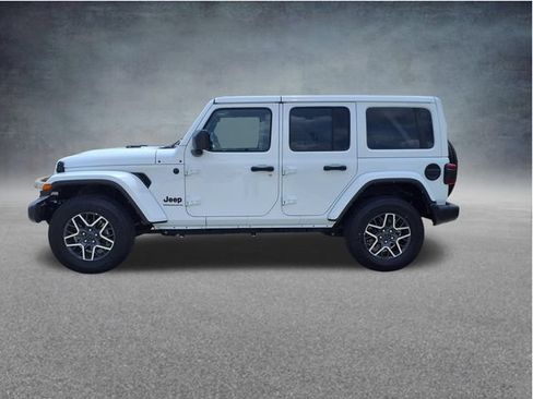 Used 2025 Jeep Wrangler Unlimited Sahara AWD/4WD image 5