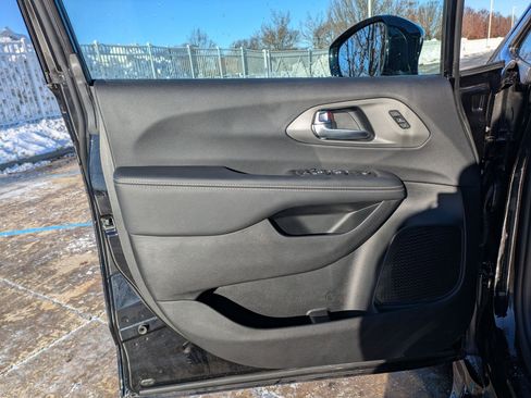 Used 2025 Chrysler Pacifica Select image 13