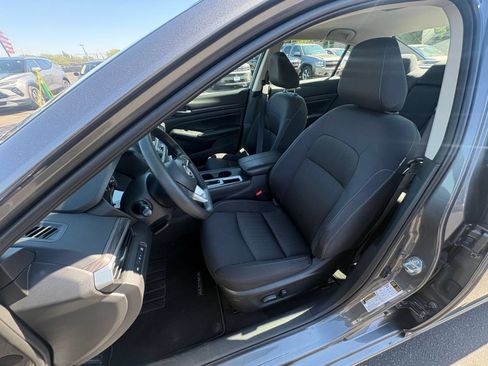 Used 2025 Nissan Altima 2.5 SV FWD image 36