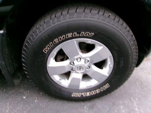 Used 2010 Nissan Frontier SE image 18