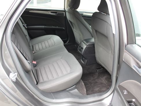 Used 2017 Ford Fusion SE w/ Fusion SE Technology Package FWD image 16