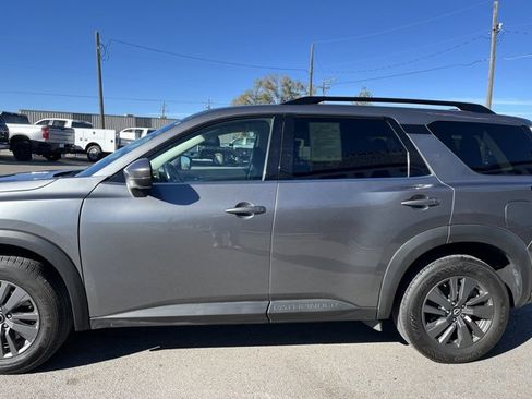 Used 2024 Nissan Pathfinder SV image 5