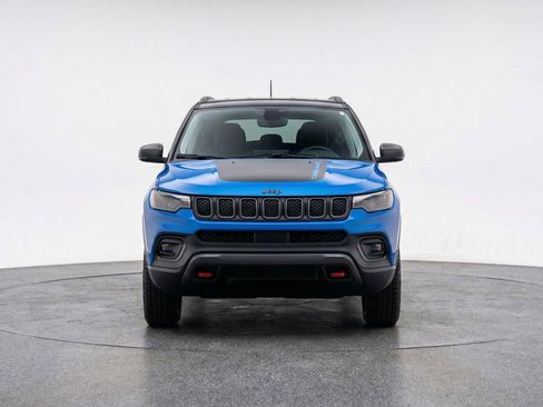 Used 2025 Jeep Compass Trailhawk AWD/4WD image 2