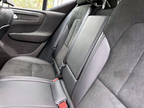 Used 2022 Volvo XC40 T5 R-Design image 14