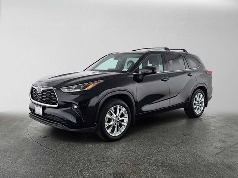 Used 2023 Toyota Highlander Limited FWD image 14