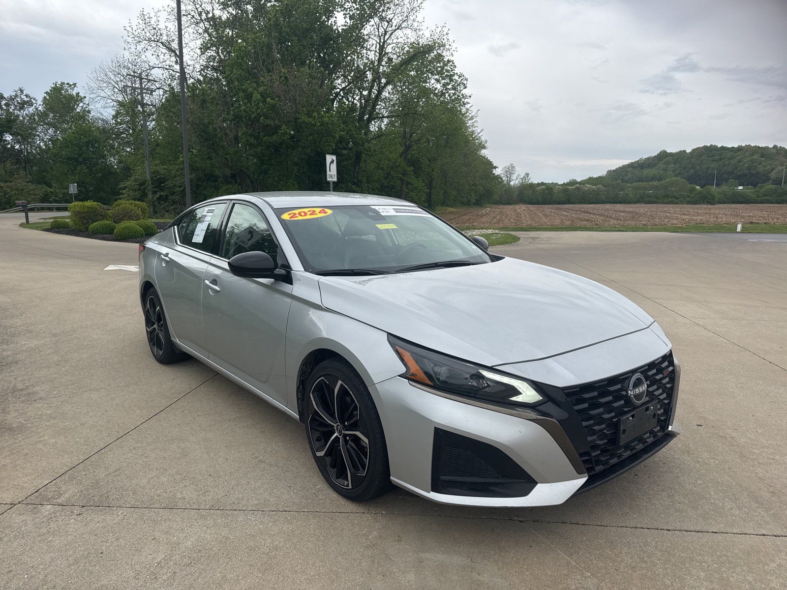 Used 2024 Nissan Altima 2.5 SR FWD image 3