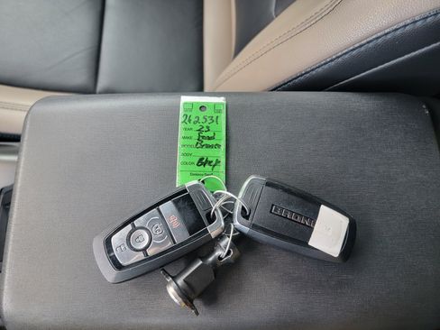 Used 2023 Ford Bronco Wildtrak image 28