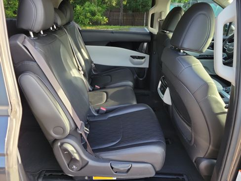 Used 2022 Kia Carnival EX FWD image 11