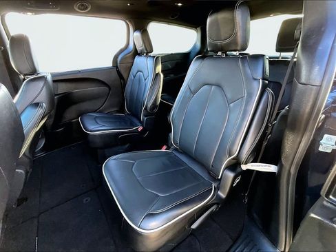 Used 2025 Chrysler Pacifica Limited image 16
