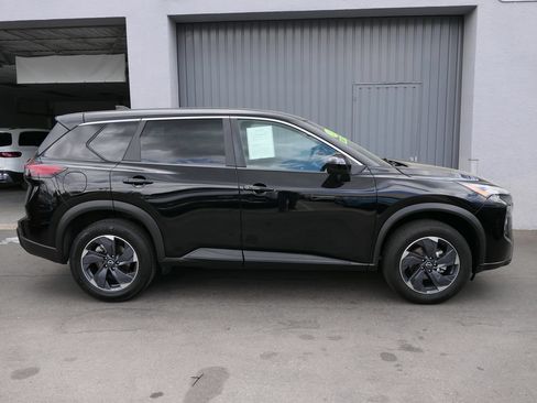 Used 2024 Nissan Rogue SV FWD image 2
