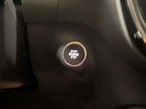 Used 2025 Volvo XC40 B5 Plus image 34