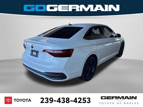 Used 2023 Volkswagen Jetta SE w/ Panoramic Sunroof Package image 10