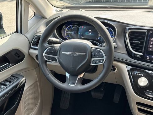 Used 2024 Chrysler Pacifica Limited FWD image 18