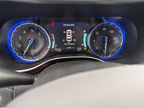 Used 2023 Chrysler Pacifica Limited FWD image 2