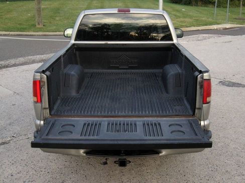 Used 2001 Chevrolet S10 Pickup LS w/ Preferred Equipment Group image 13