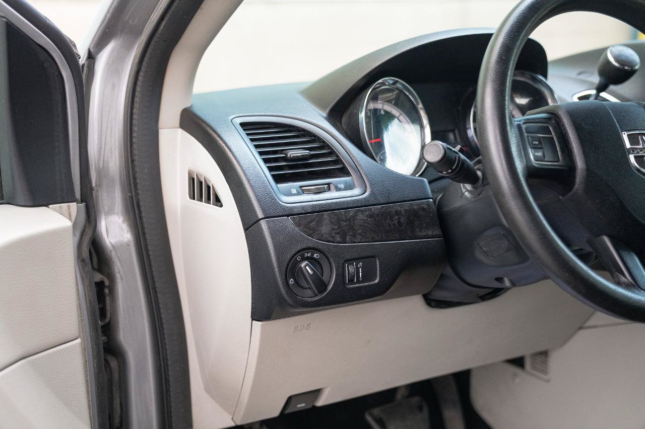 Used 2014 Dodge Grand Caravan American Value Package FWD image 22