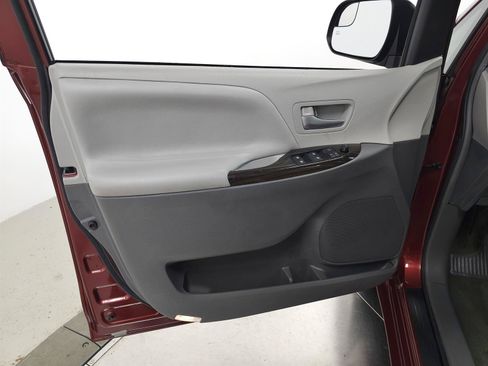 Used 2017 Toyota Sienna XLE w/ XLE Navigation Package FWD image 12