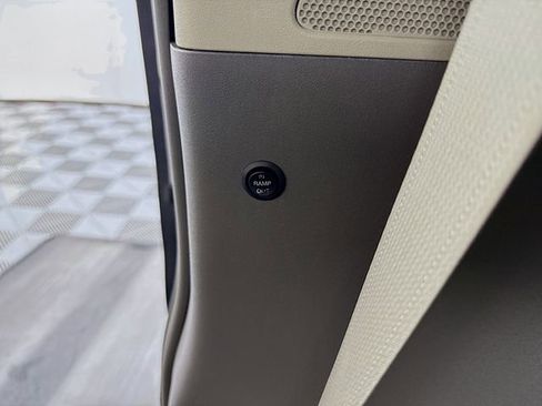 Used 2017 Toyota Sienna LE image 35