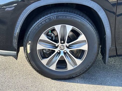 Used 2021 Toyota Highlander XLE AWD/4WD image 11