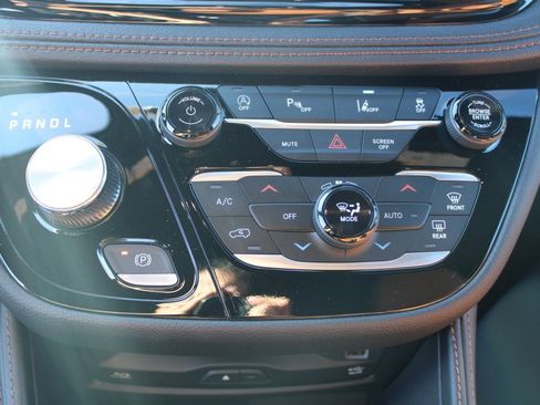 New 2026 Chrysler Pacifica Pinnacle image 22