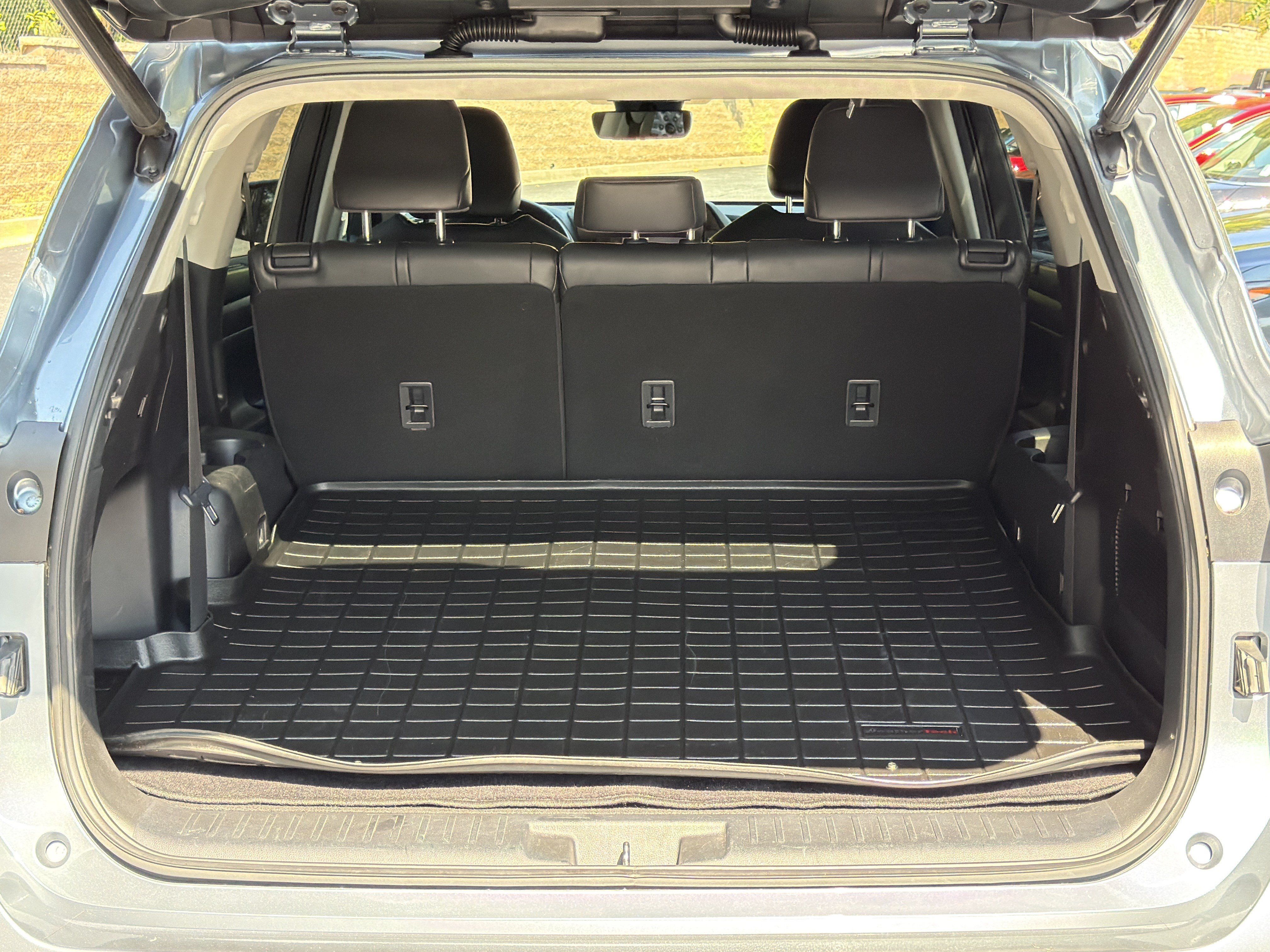 Used 2020 Toyota Highlander XLE FWD image 18