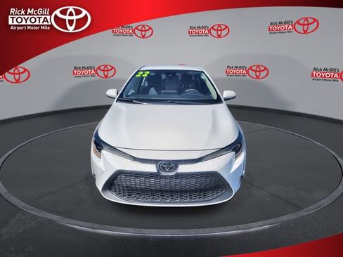 Used 2022 Toyota Corolla LE FWD image 3