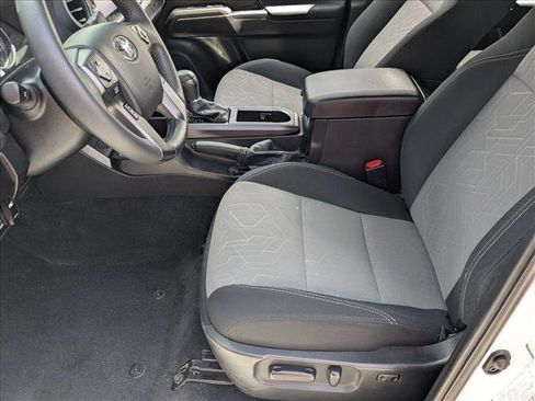 Used 2022 Toyota Tacoma TRD Sport w/ Technology Package RWD image 15