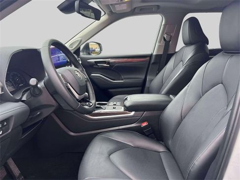 Certified 2025 Toyota Highlander Limited image 21