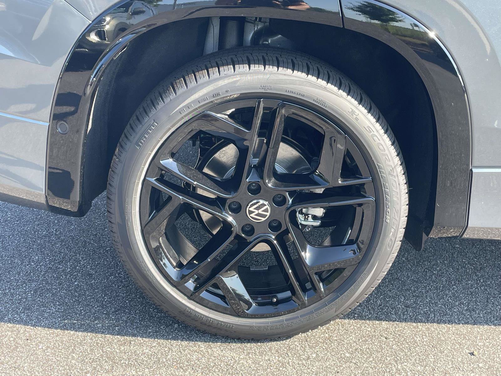 New 2026 Volkswagen Tiguan SE R-Line FWD image 9