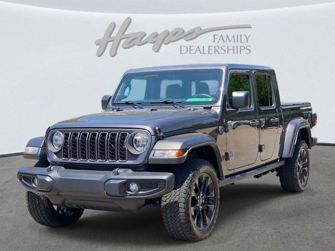 Used 2025 Jeep Gladiator Sport AWD/4WD image 8