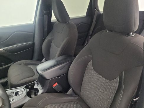 Used 2019 Jeep Cherokee Latitude w/ Popular Appearance Group FWD image 17