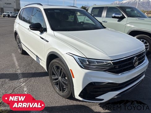 Used 2022 Volkswagen Tiguan SE R-Line image 11