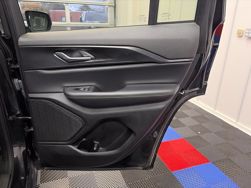 Used 2023 Jeep Grand Cherokee Altitude AWD/4WD image 23