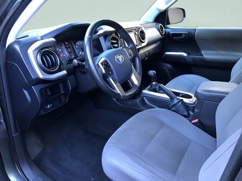 Used 2016 Toyota Tacoma SR5 w/ SR5 Appearance Package (SN) AWD/4WD image 10