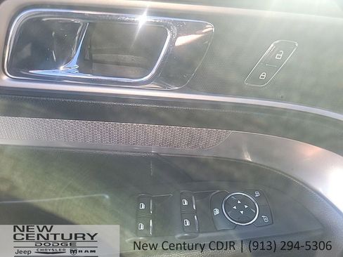 Used 2017 Ford Explorer XLT AWD/4WD image 7