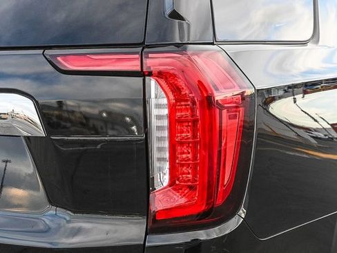 Used 2024 GMC Yukon SLT w/ SLT Luxury Package image 9