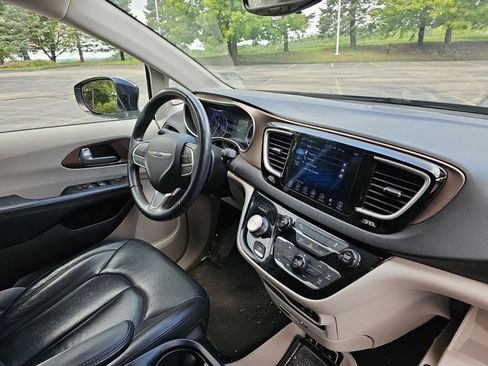 Used 2017 Chrysler Pacifica Touring-L w/ Tire & Wheel Group FWD image 9