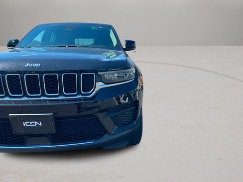 Used 2023 Jeep Grand Cherokee Laredo AWD/4WD image 9