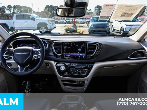 Used 2024 Chrysler Pacifica Touring-L image 32