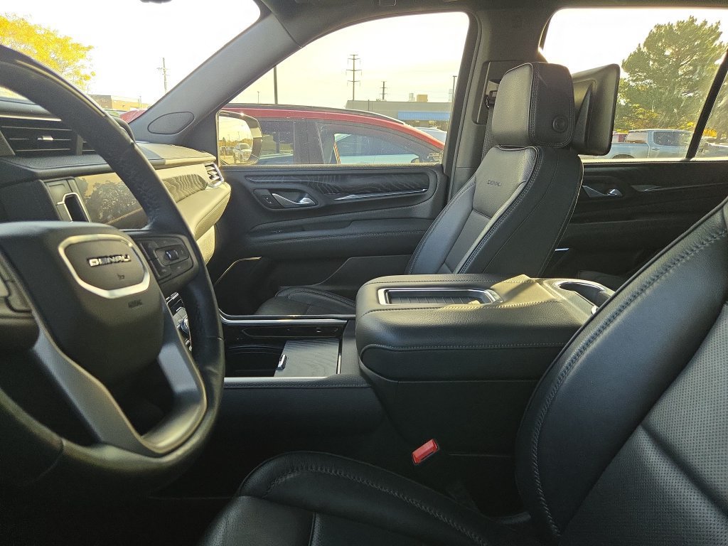 Used 2024 GMC Yukon Denali w/ Advanced Technology Package AWD/4WD image 5