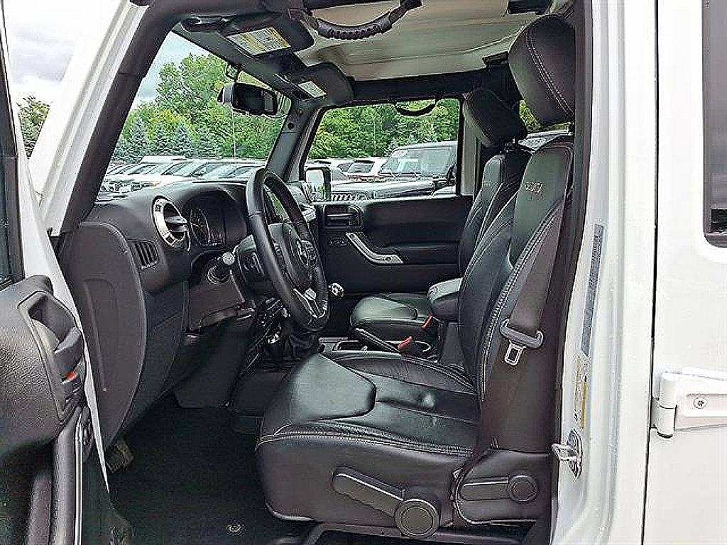 Used 2017 Jeep Wrangler Unlimited Sahara w/ Max Tow Package AWD/4WD image 3